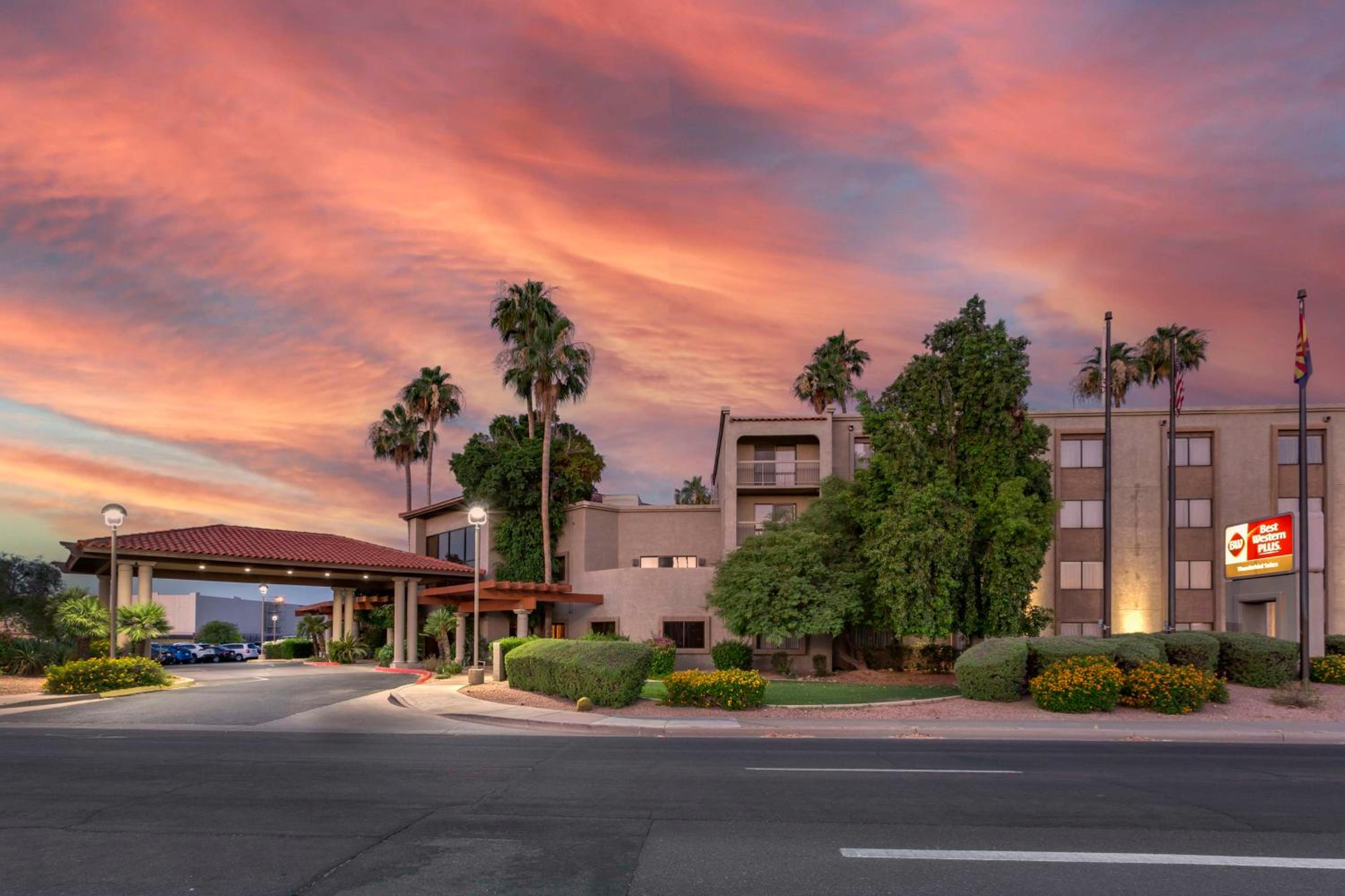 Hotel Best Western Plus Scottsdale Thunderbird Suites - Image 1