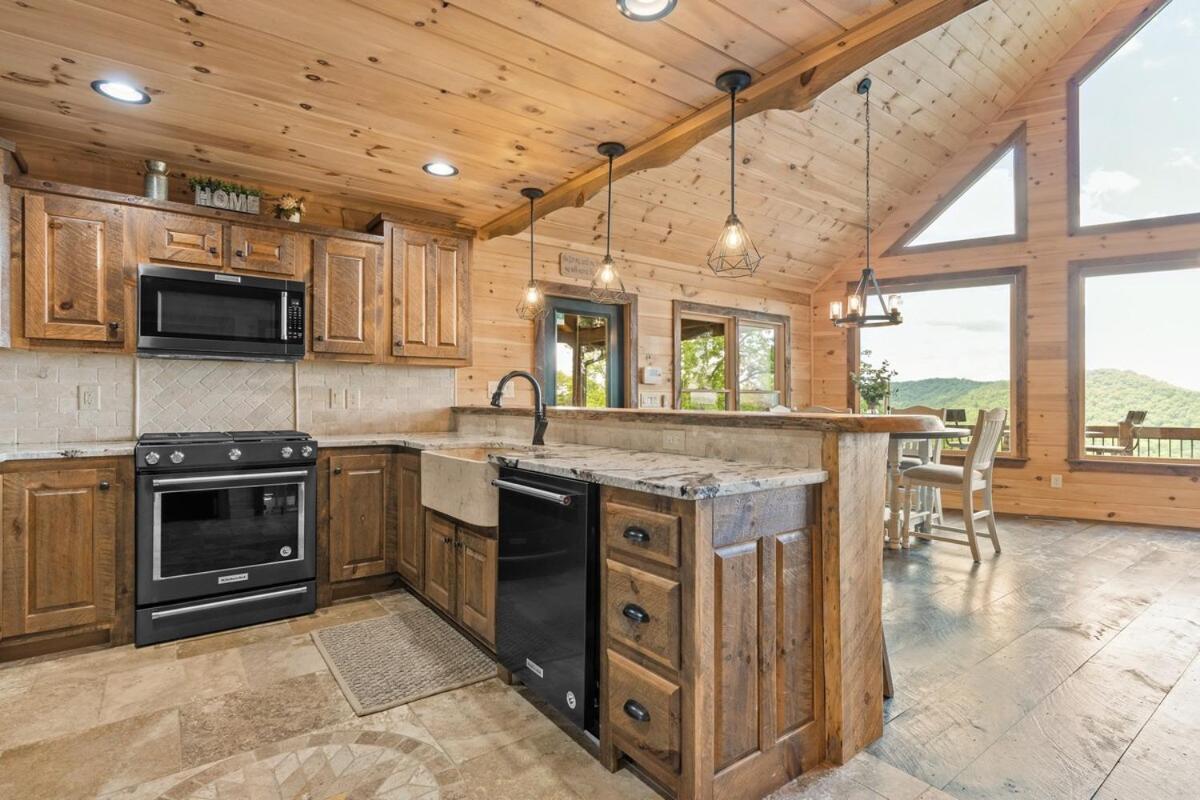 Luxury 4Br Game Room Hot tub long-range Mtn view view 4
