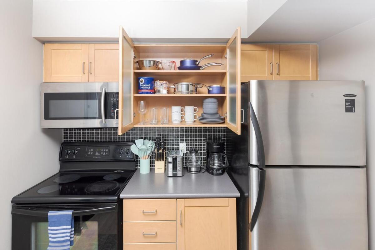 1BD Townhome Walk to Lake!