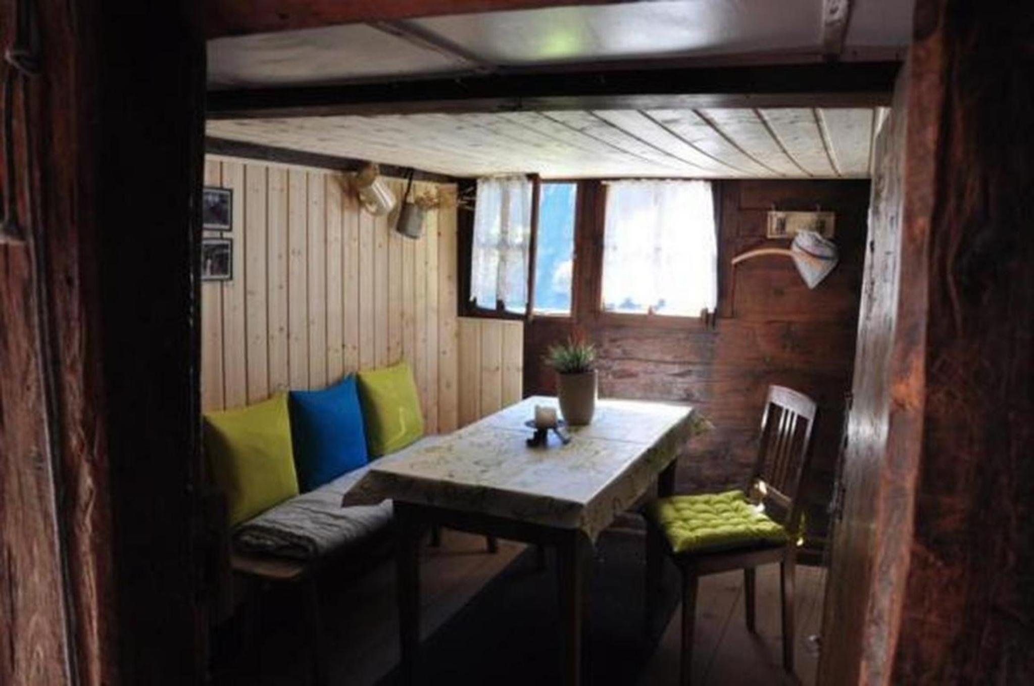 Zimmer in uriger rustikalen Alphütte auf bewirtschafteter Alp hoch in den Bergen, inkl VP
