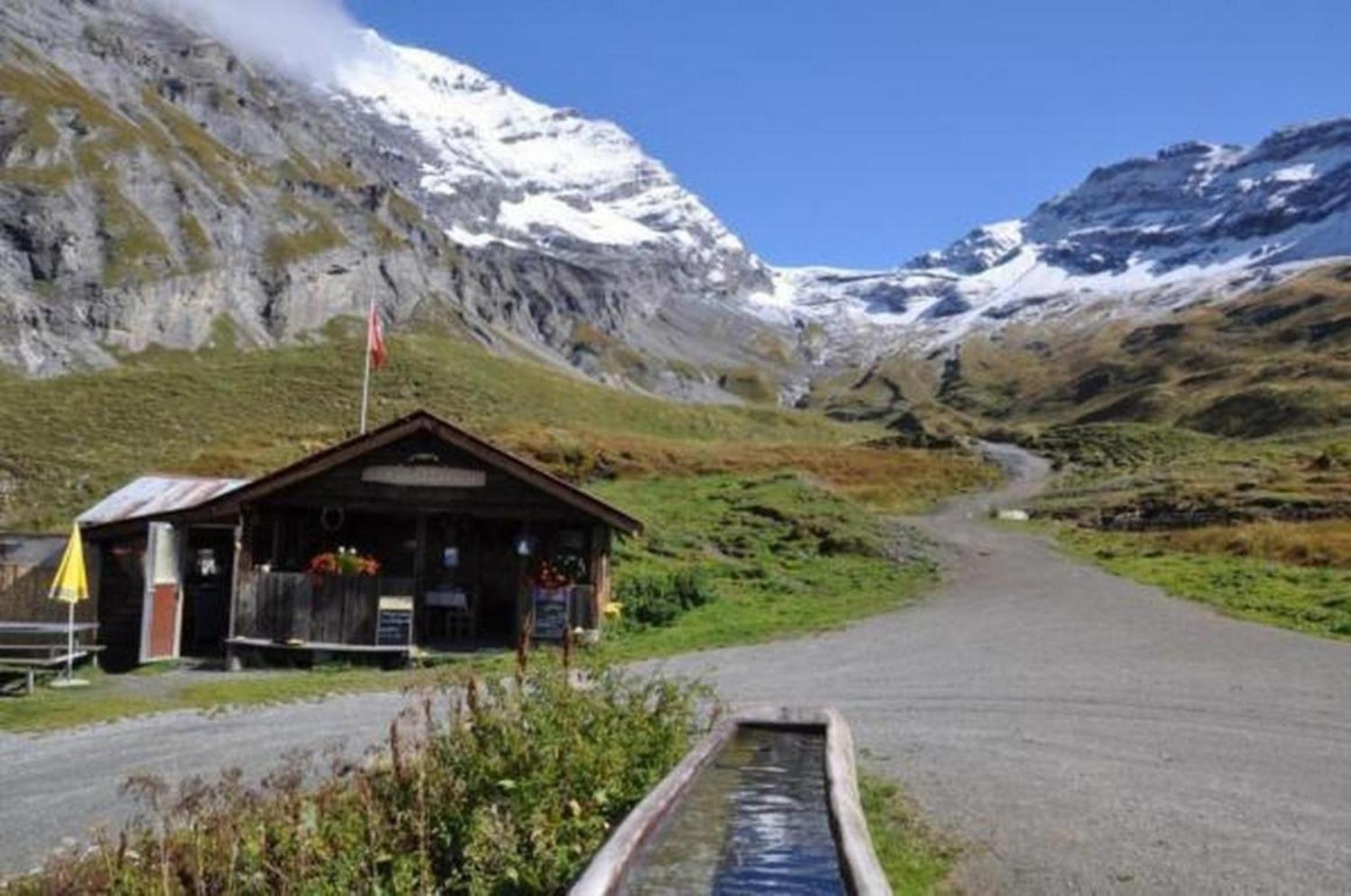 Zimmer in uriger rustikalen Alphütte auf bewirtschafteter Alp hoch in den Bergen, inkl VP