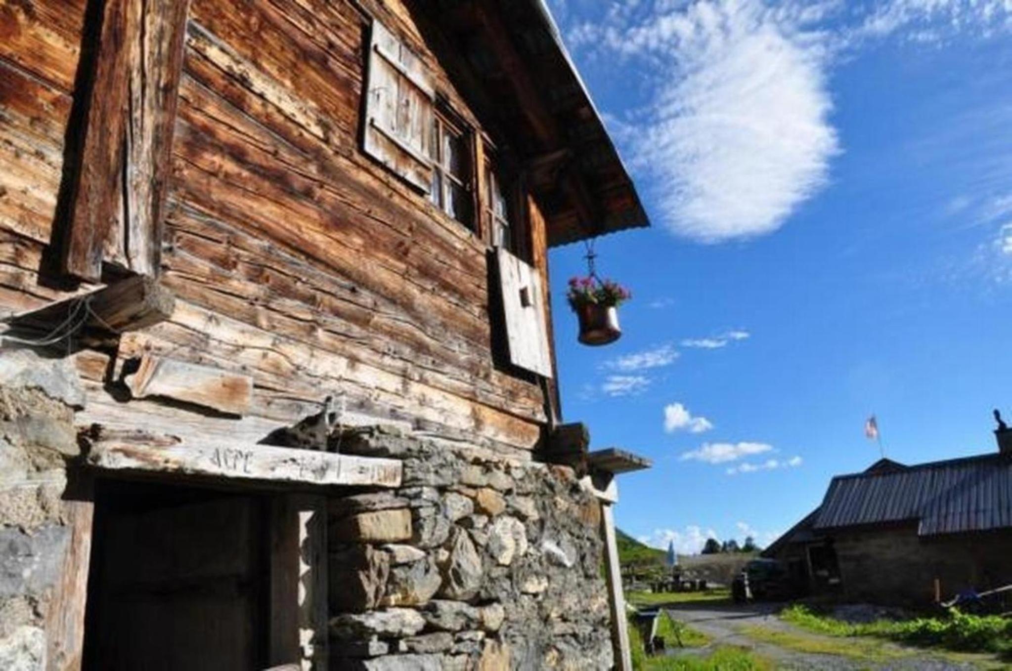Zimmer in uriger rustikalen Alphütte auf bewirtschafteter Alp hoch in den Bergen, inkl VP