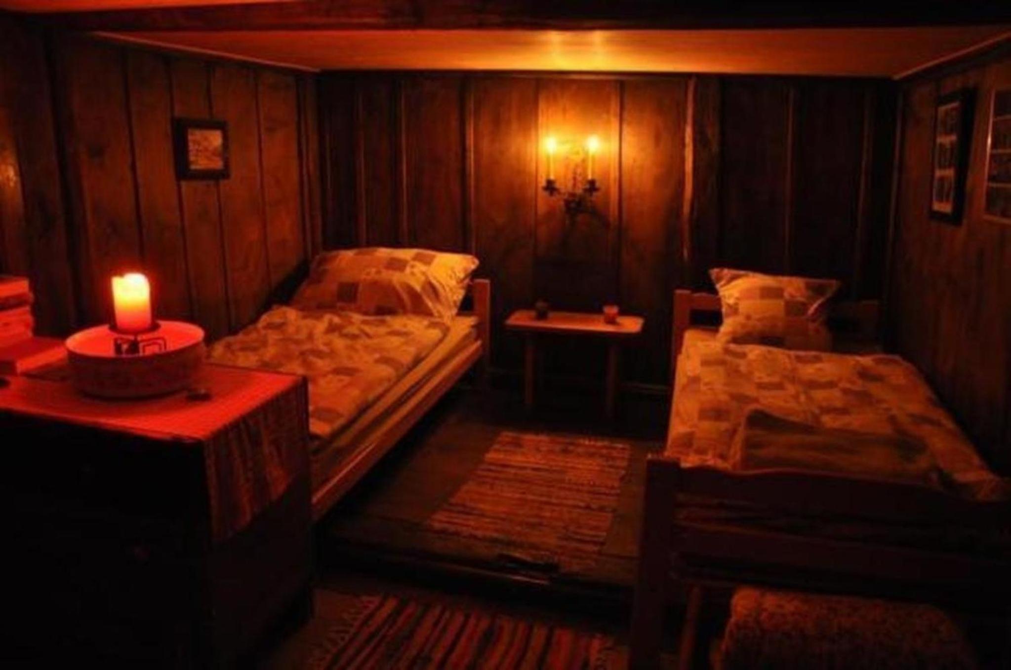 Zimmer in uriger rustikalen Alphütte auf bewirtschafteter Alp hoch in den Bergen, inkl VP
