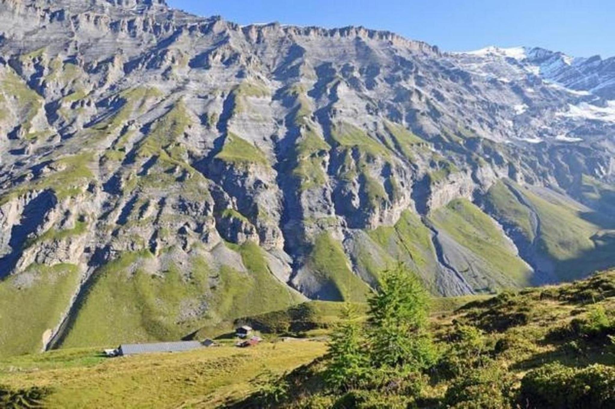 Zimmer in uriger rustikalen Alphütte auf bewirtschafteter Alp hoch in den Bergen, inkl VP