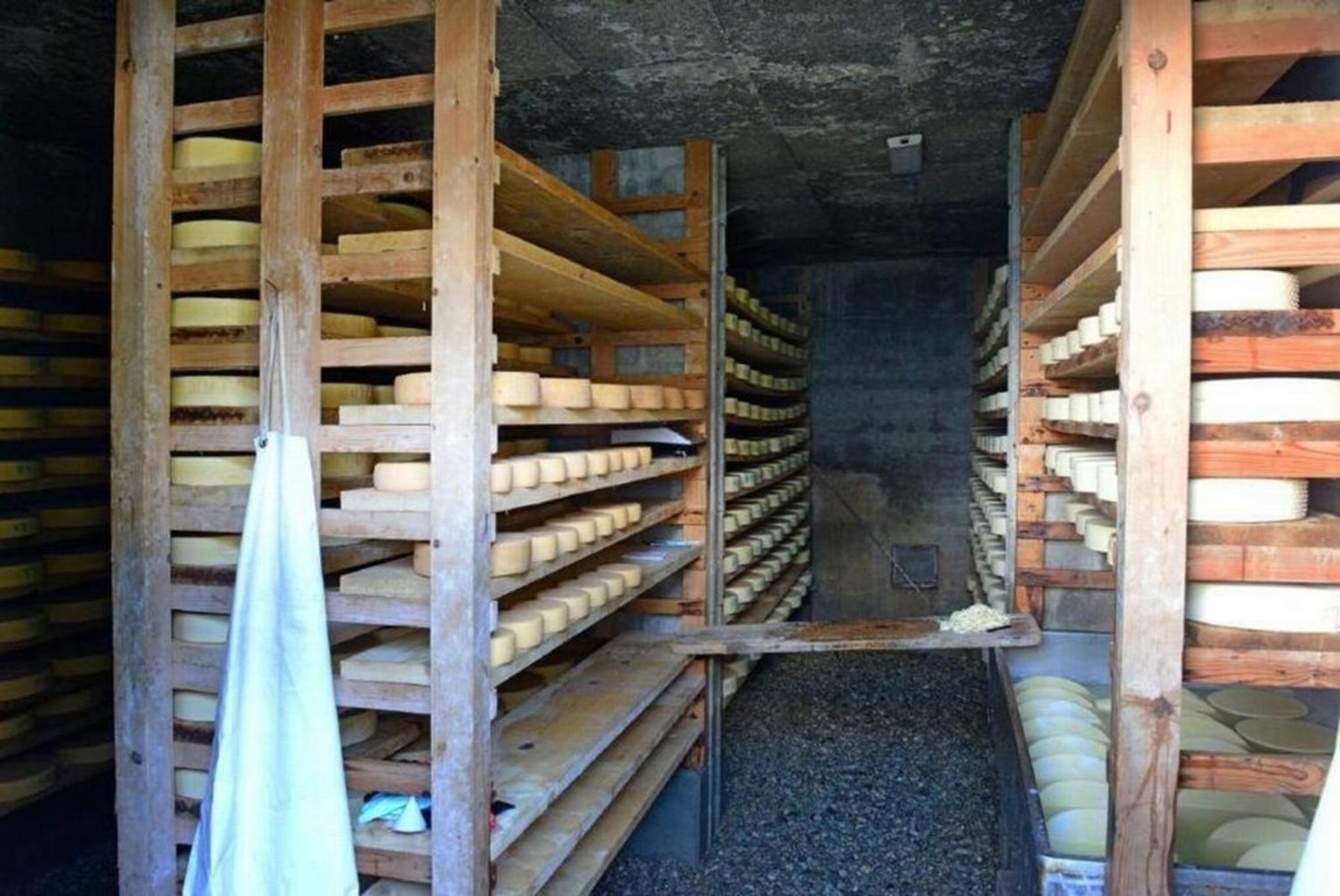 Zimmer in uriger rustikalen Alphütte auf bewirtschafteter Alp hoch in den Bergen, inkl VP