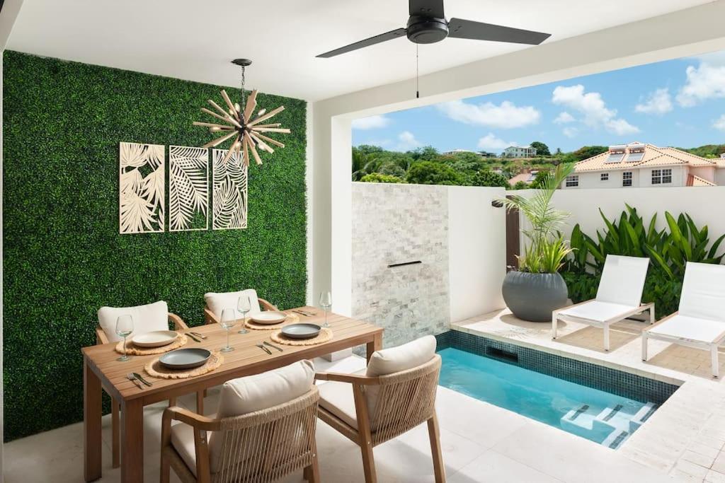 Walk to Beach, Luxury Villa, Pool, Near Holetown