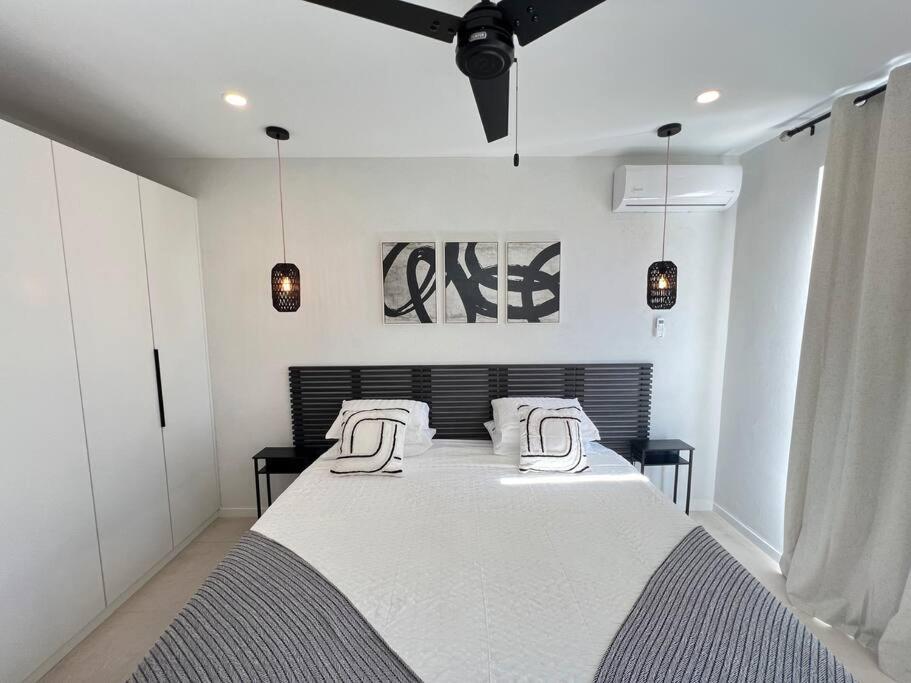 Walk to Beach, Luxury Villa, Pool, Near Holetown