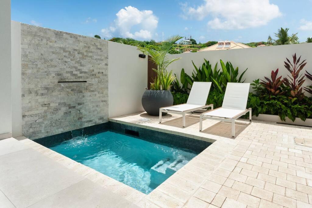Walk to Beach, Luxury Villa, Pool, Near Holetown