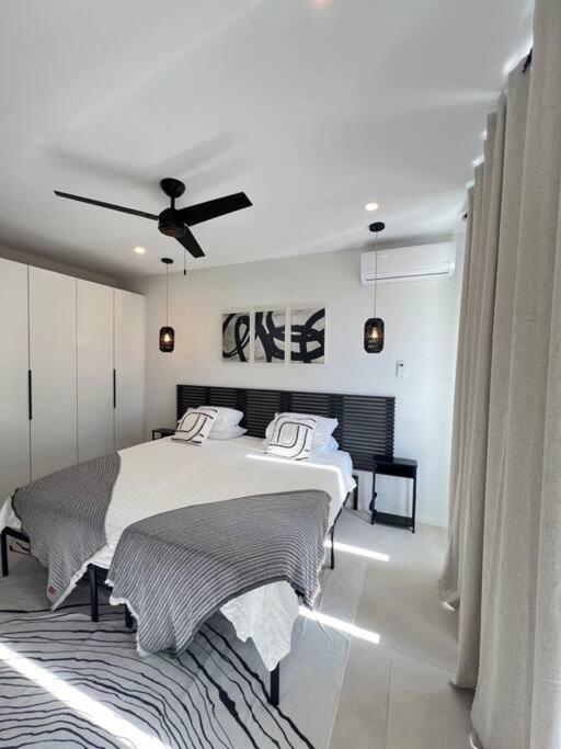 Walk to Beach, Luxury Villa, Pool, Near Holetown