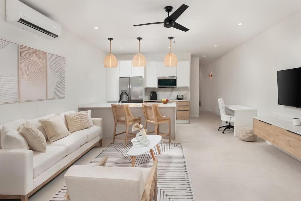 Walk to Beach, Luxury Villa, Pool, Near Holetown