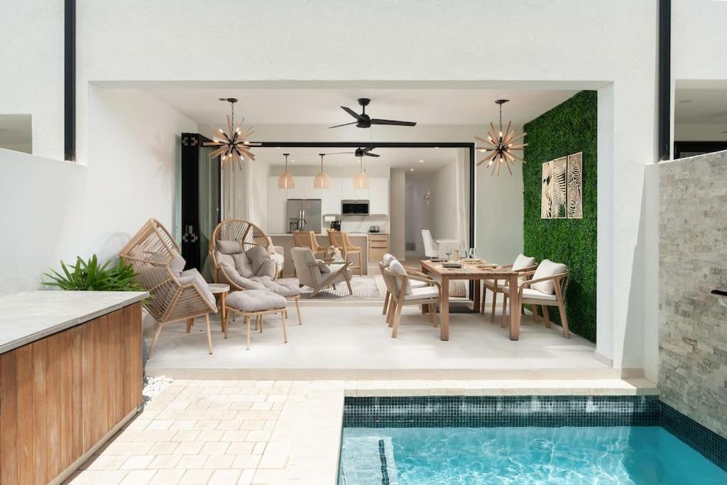 Walk to Beach, Luxury Villa, Pool, Near Holetown