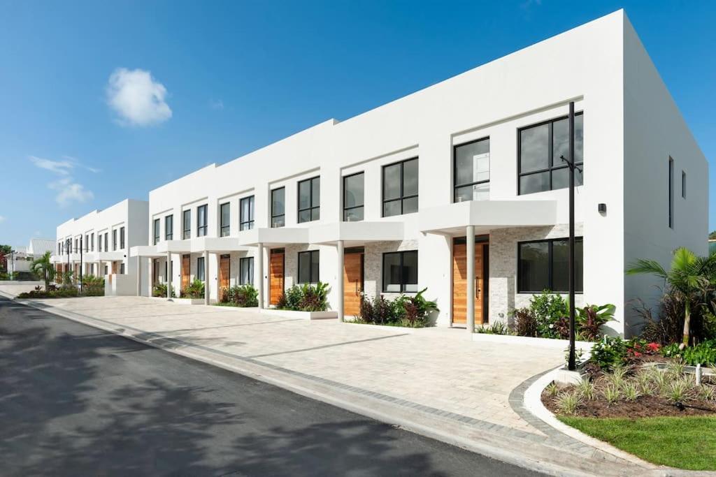 Walk to Beach, Luxury Villa, Pool, Near Holetown