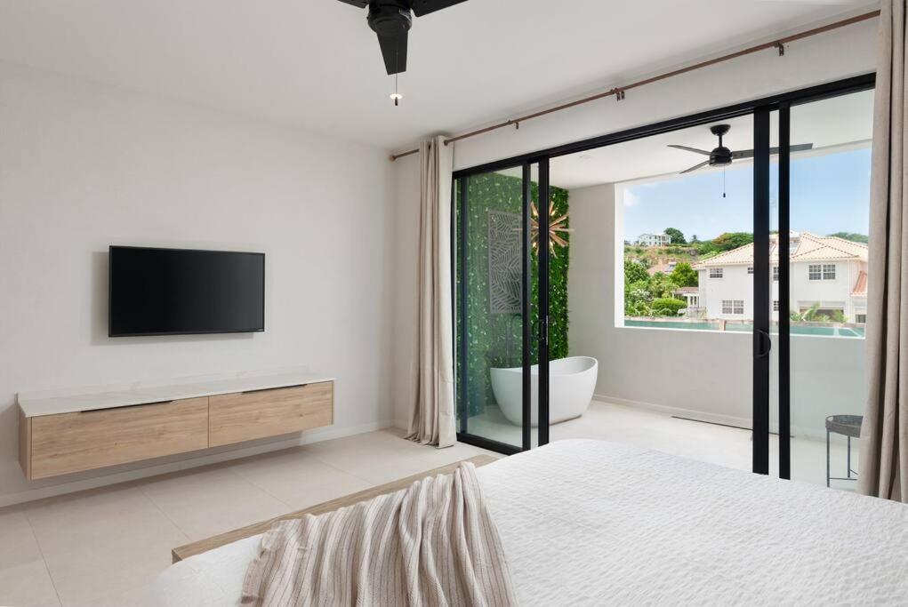 Walk to Beach, Luxury Villa, Pool, Near Holetown