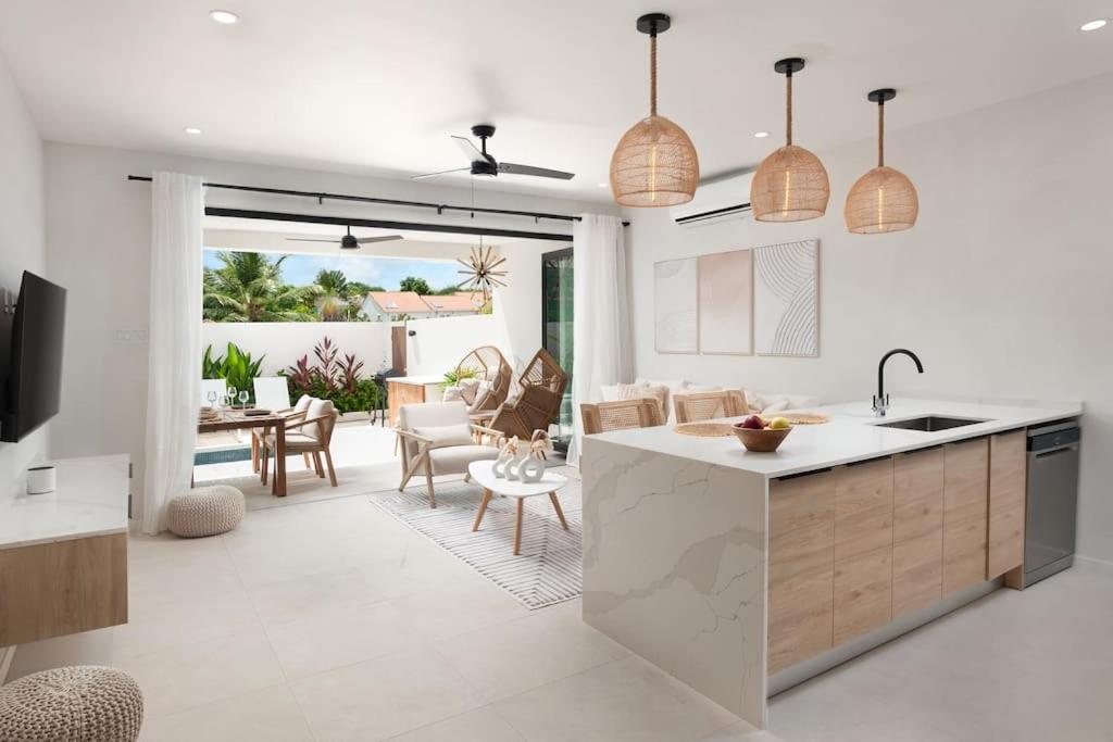 Walk to Beach, Luxury Villa, Pool, Near Holetown