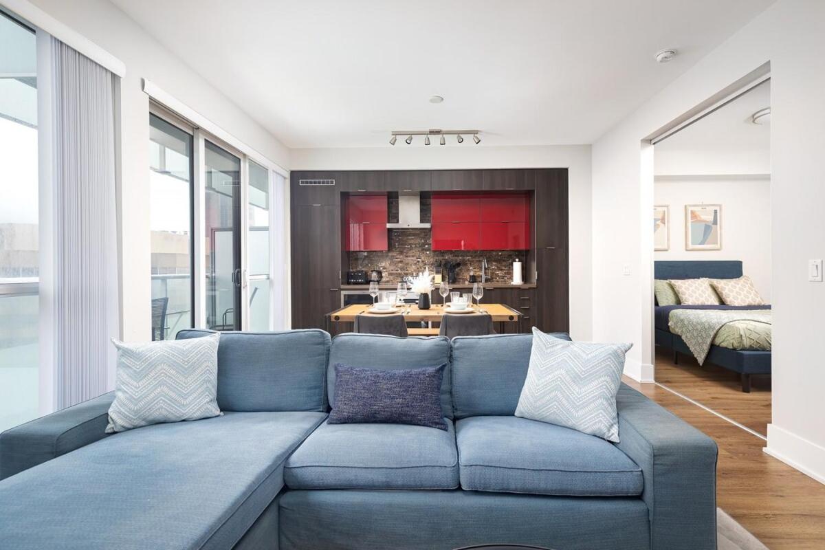 Perfect Condo Sleeps 4 Across from Cn Tower!