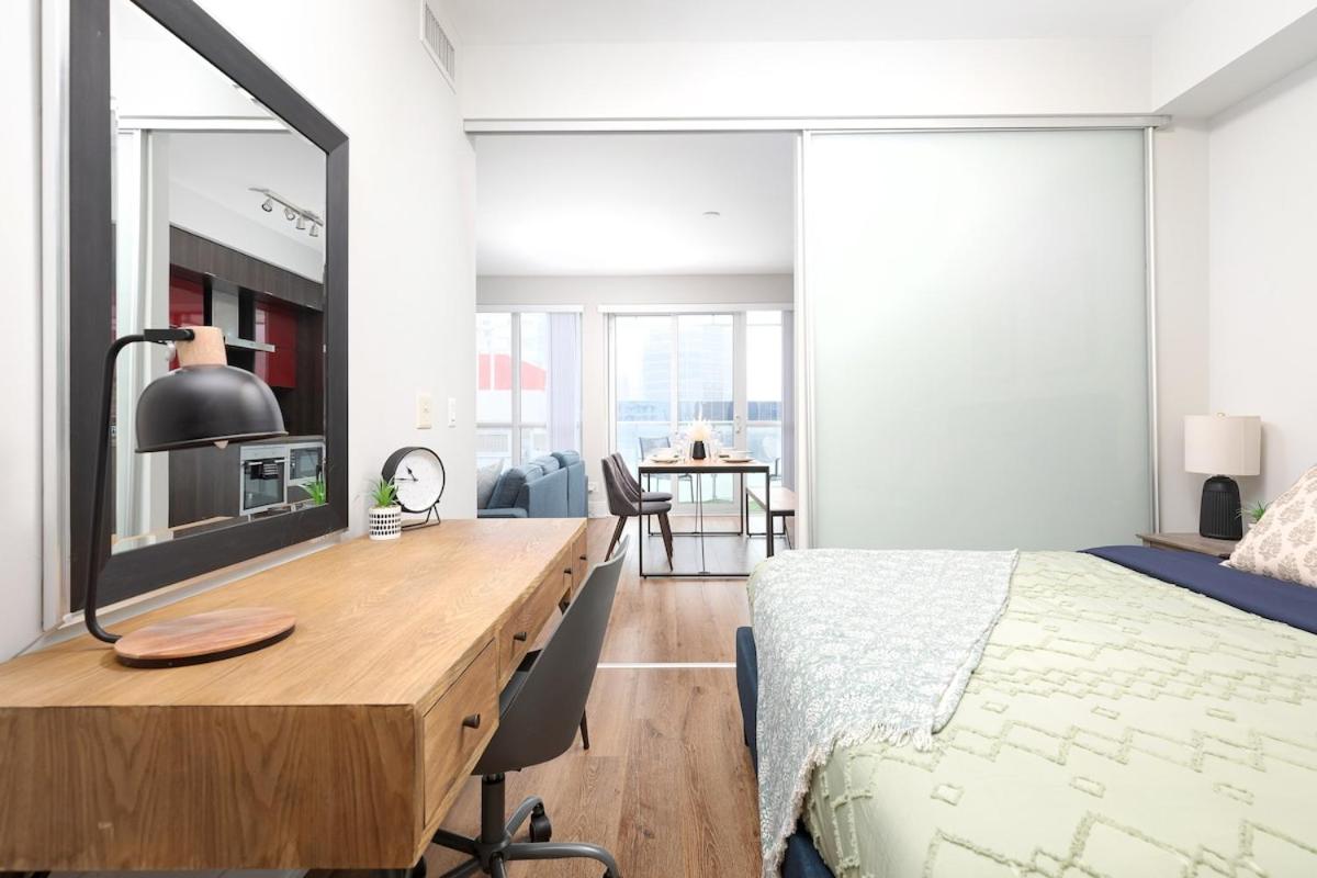 Perfect Condo Sleeps 4 Across from Cn Tower!