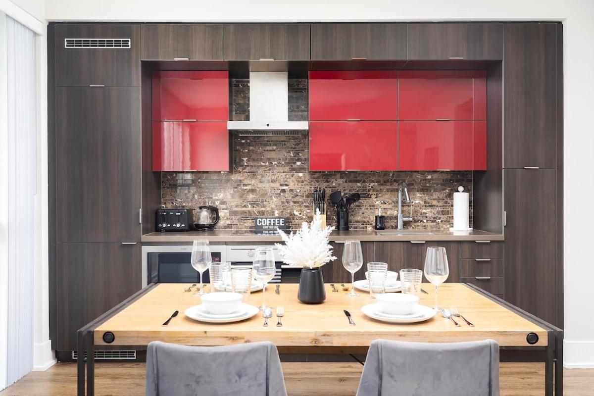 Perfect Condo Sleeps 4 Across from Cn Tower!