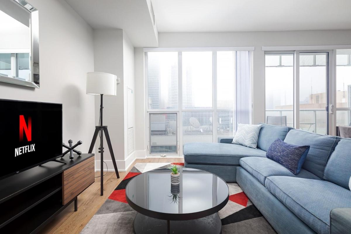 Perfect Condo Sleeps 4 Across from Cn Tower!