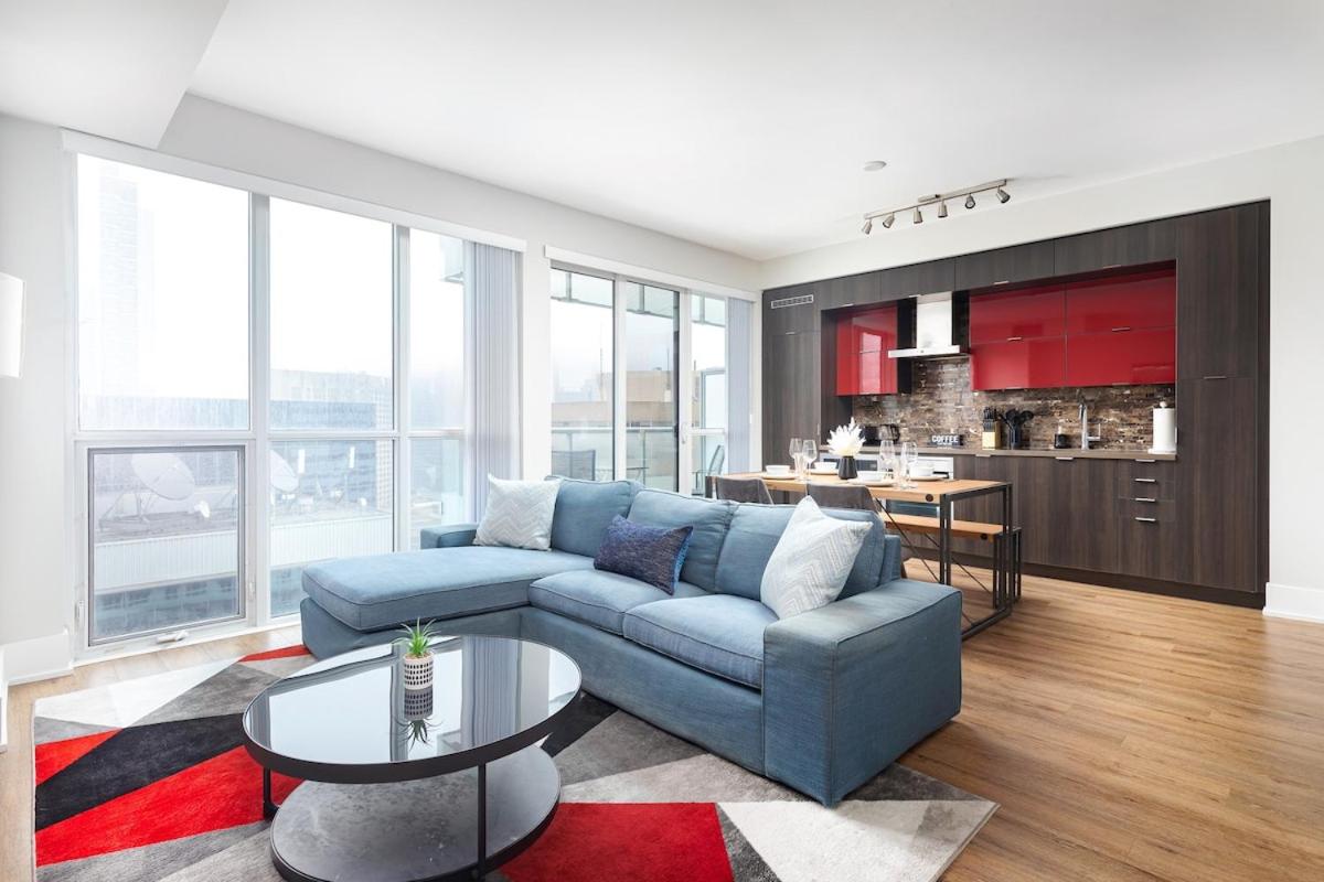Perfect Condo Sleeps 4 Across from Cn Tower!