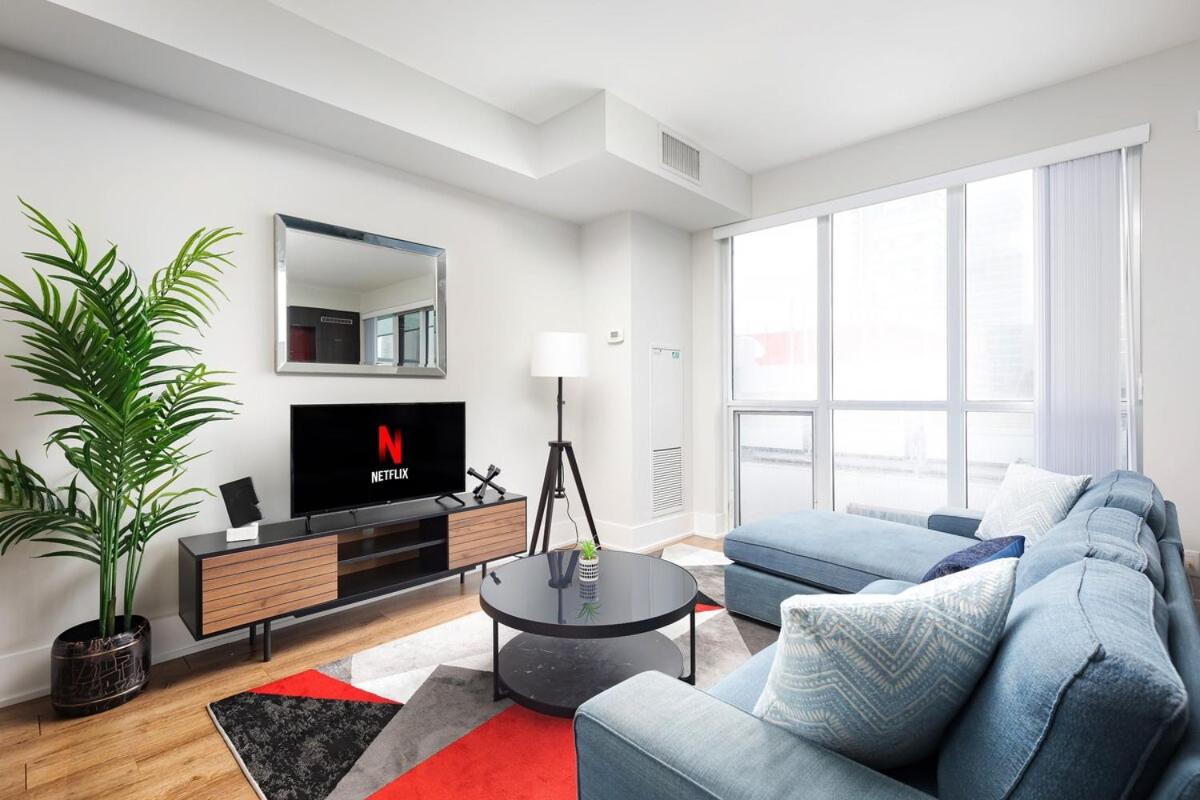Perfect Condo Sleeps 4 Across from Cn Tower!
