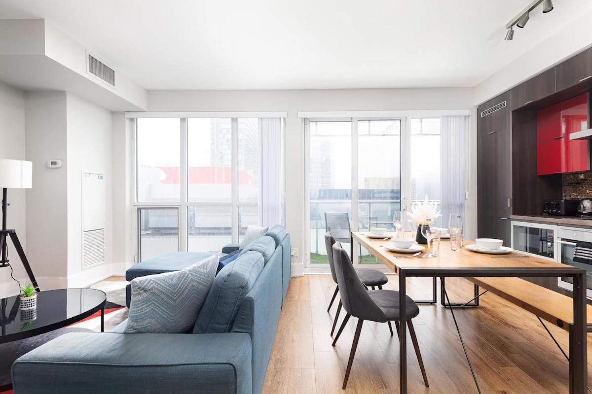 Perfect Condo Sleeps 4 Across from Cn Tower!