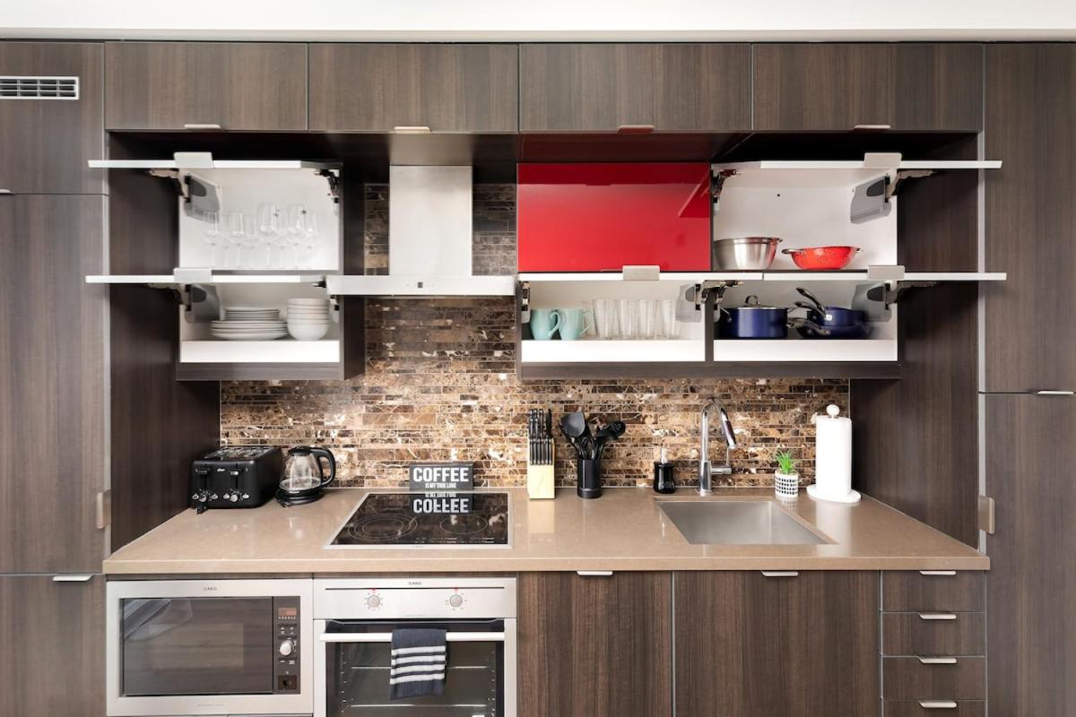 Perfect Condo Sleeps 4 Across from Cn Tower!
