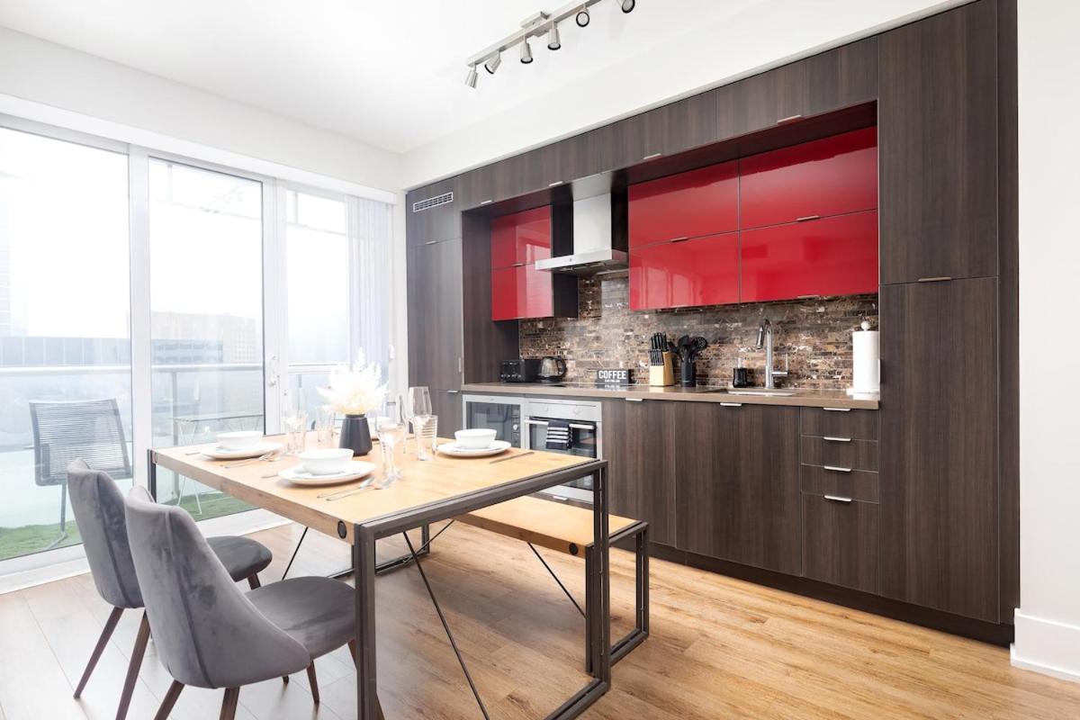 Perfect Condo Sleeps 4 Across from Cn Tower!