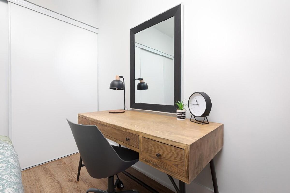 Perfect Condo Sleeps 4 Across from Cn Tower!