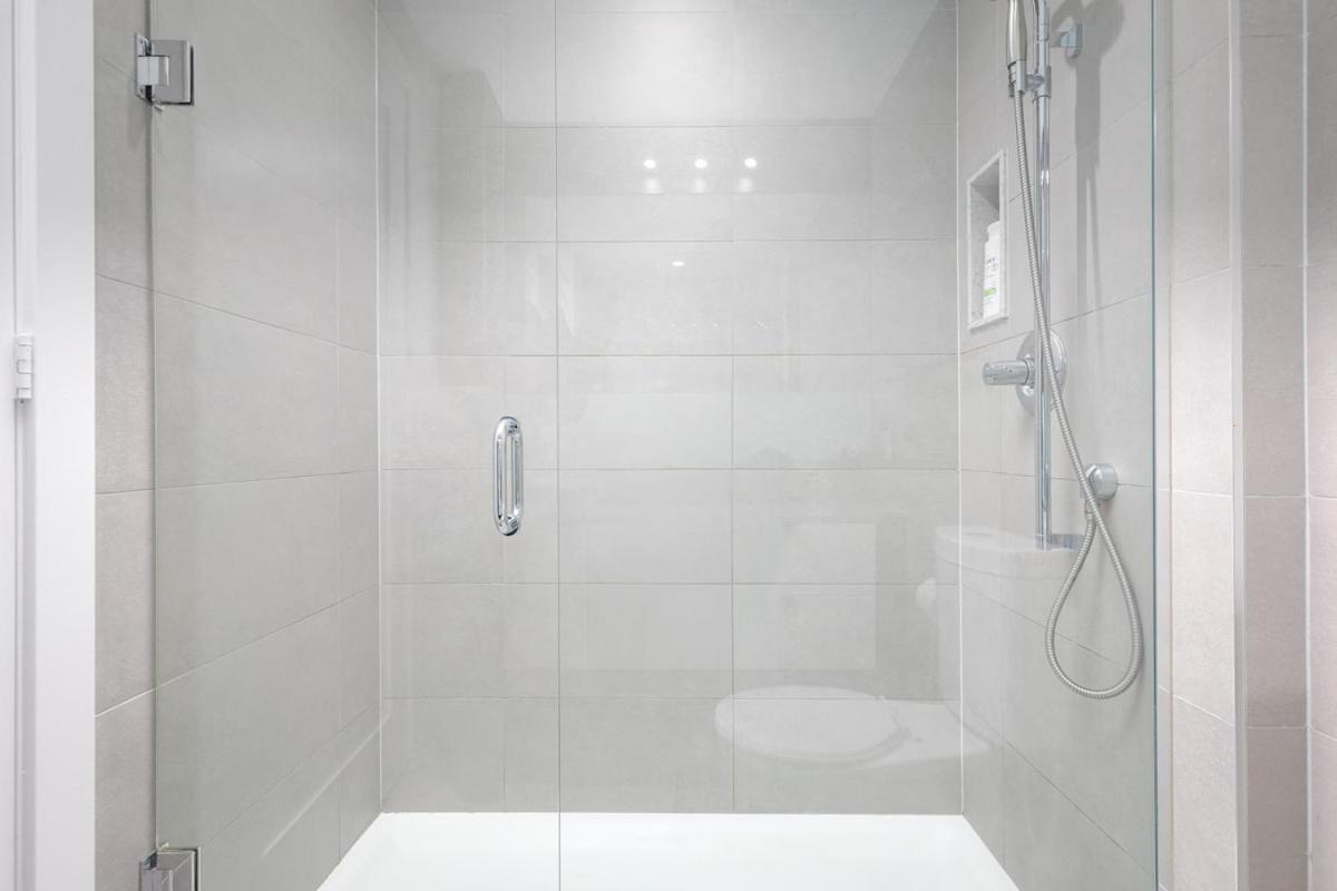 Perfect Condo Sleeps 4 Across from Cn Tower!