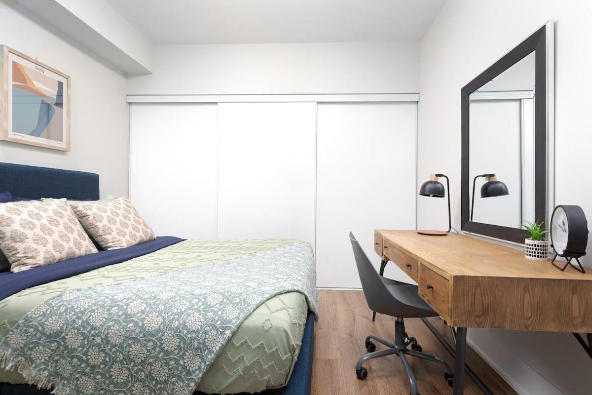 Perfect Condo Sleeps 4 Across from Cn Tower!