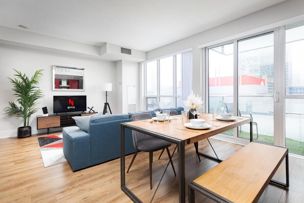 Perfect Condo Sleeps 4 Across from Cn Tower!