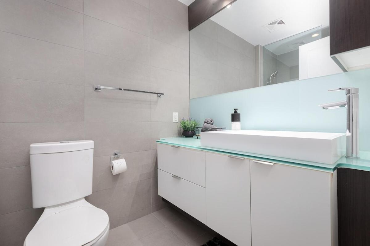 Perfect Condo Sleeps 4 Across from Cn Tower!