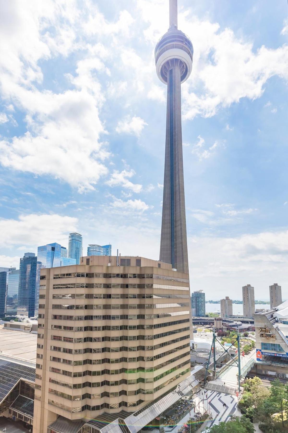 Perfect Condo Sleeps 4 Across from Cn Tower!