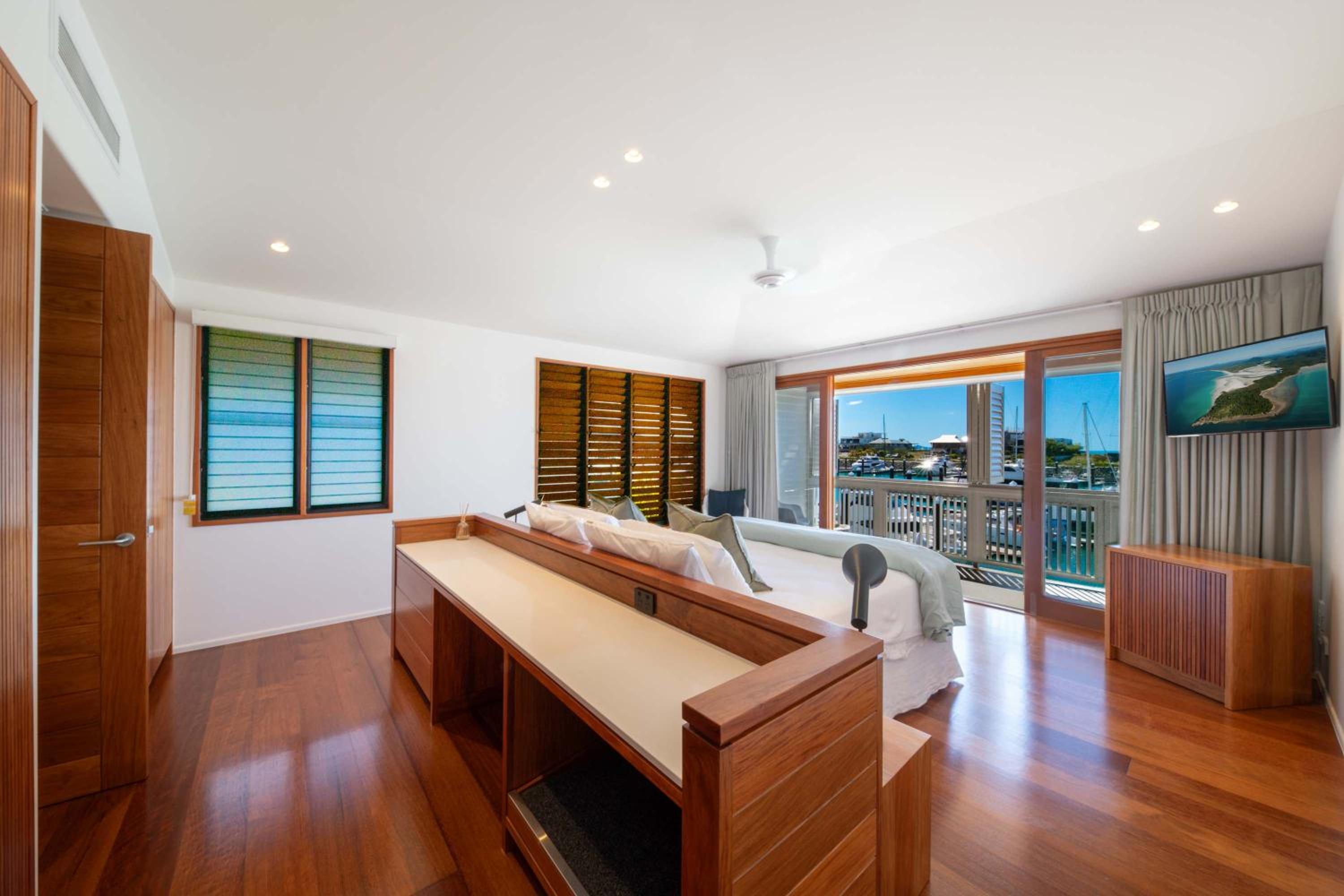 Airlie Beach Marina-Front Luxury at 10 The Cove