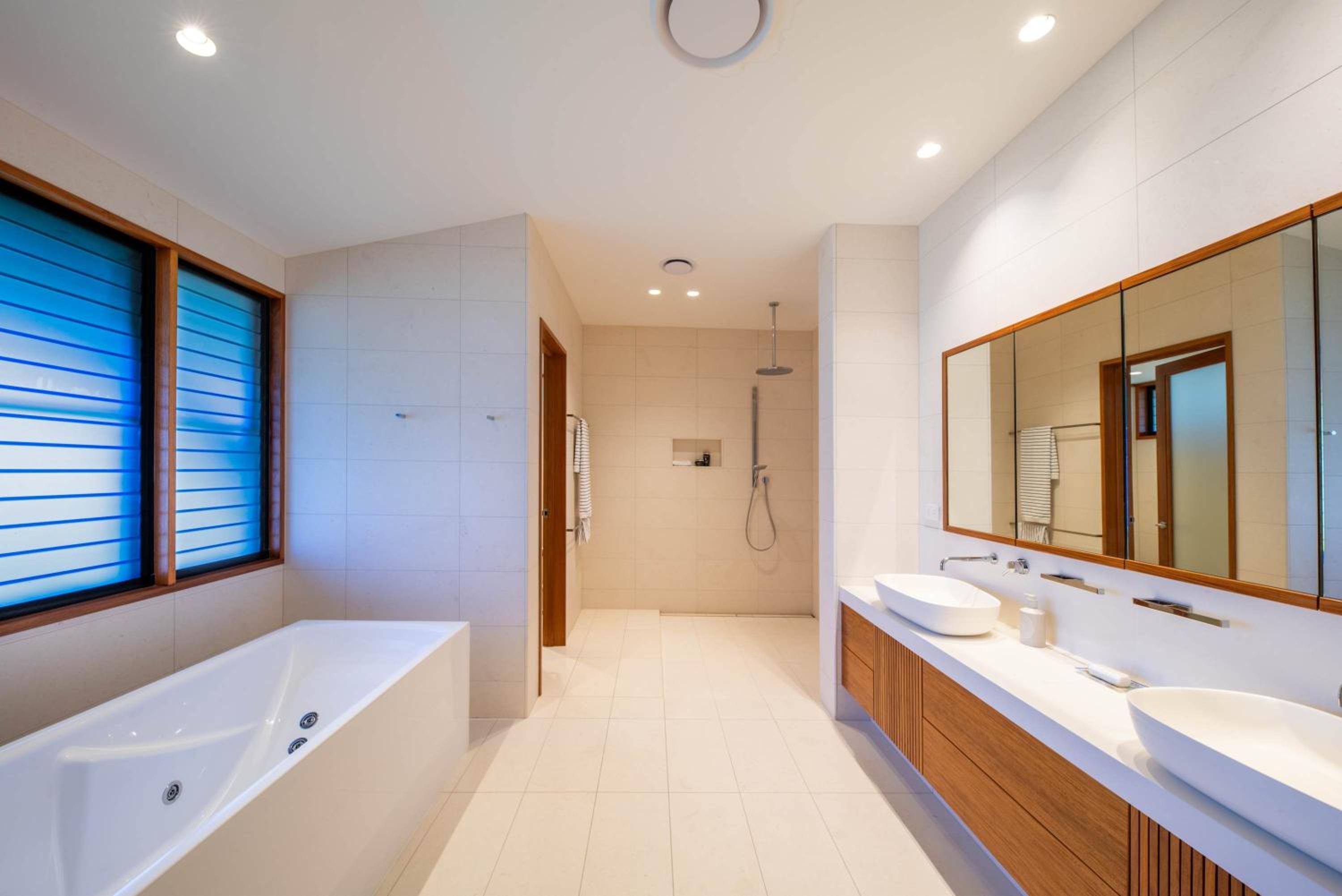 Airlie Beach Marina-Front Luxury at 10 The Cove