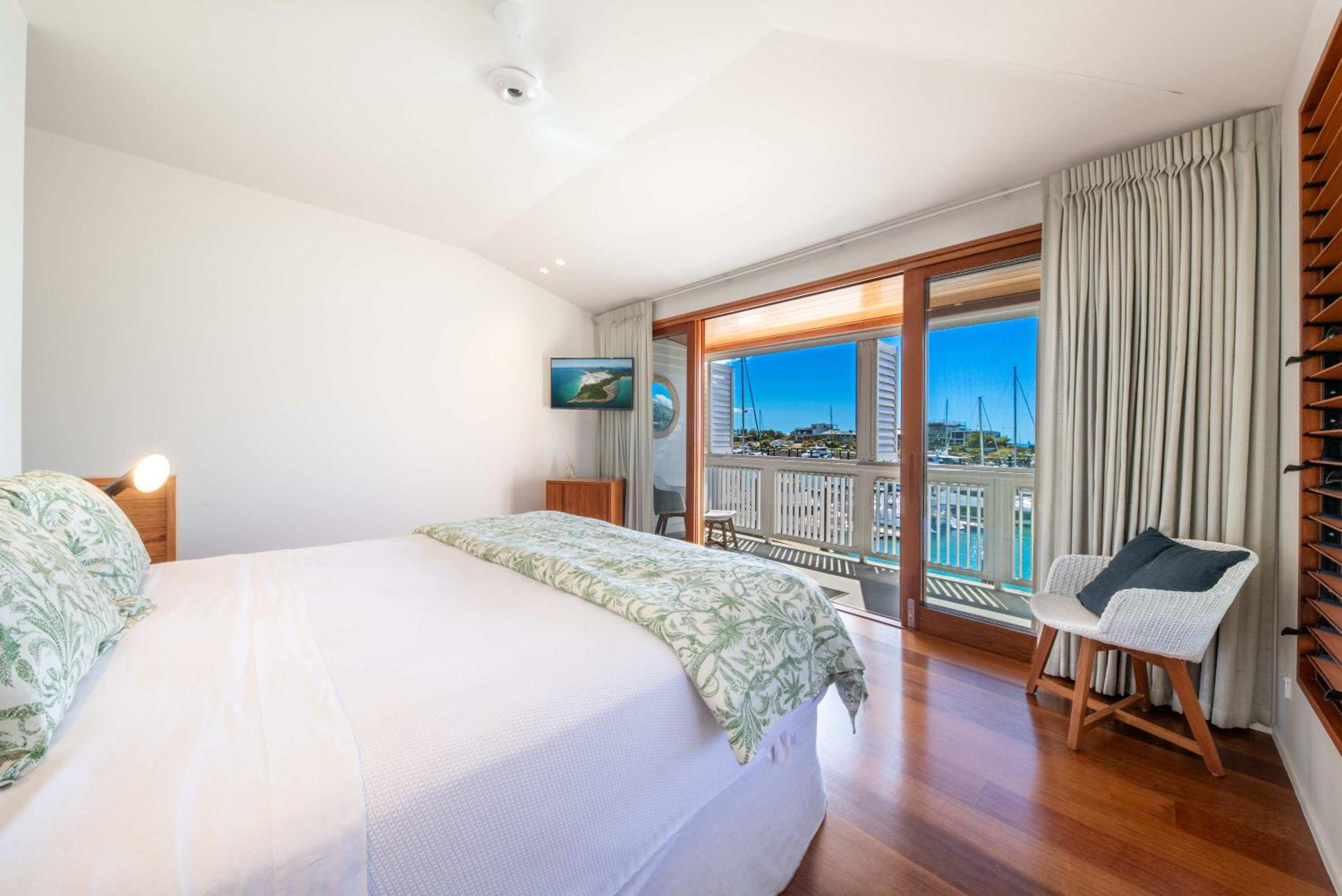Airlie Beach Marina-Front Luxury at 10 The Cove