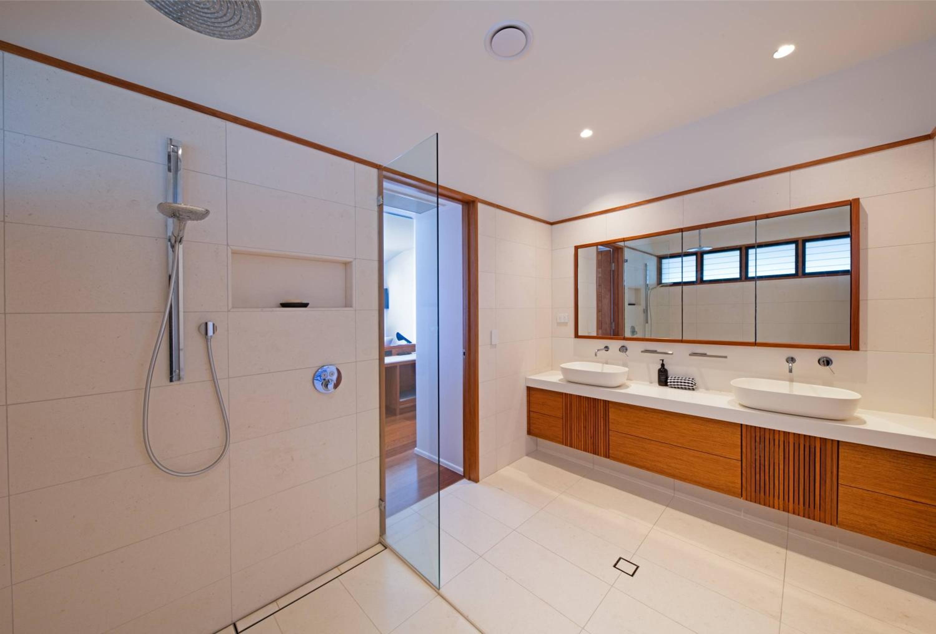 Airlie Beach Marina-Front Luxury at 10 The Cove