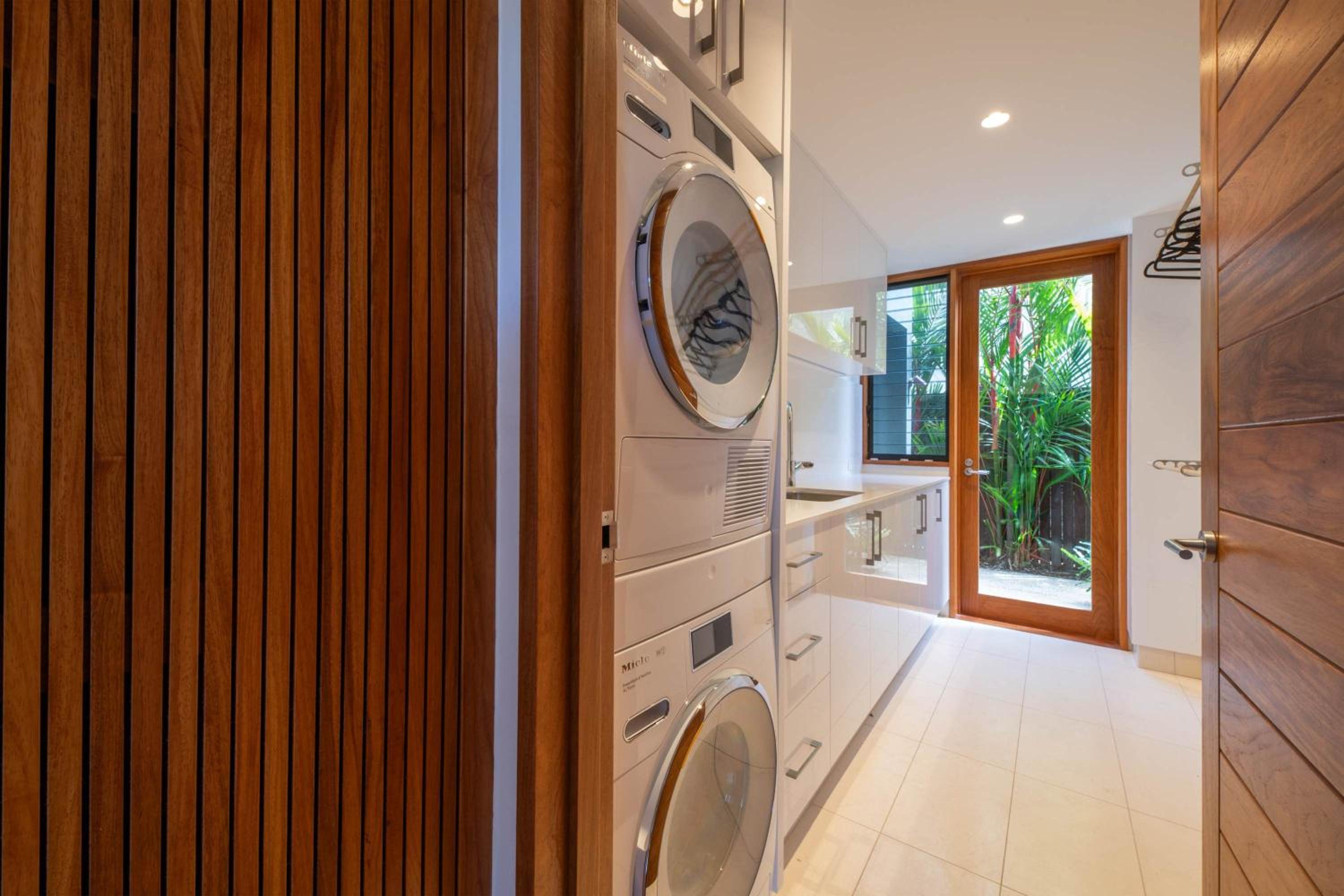 Airlie Beach Marina-Front Luxury at 10 The Cove