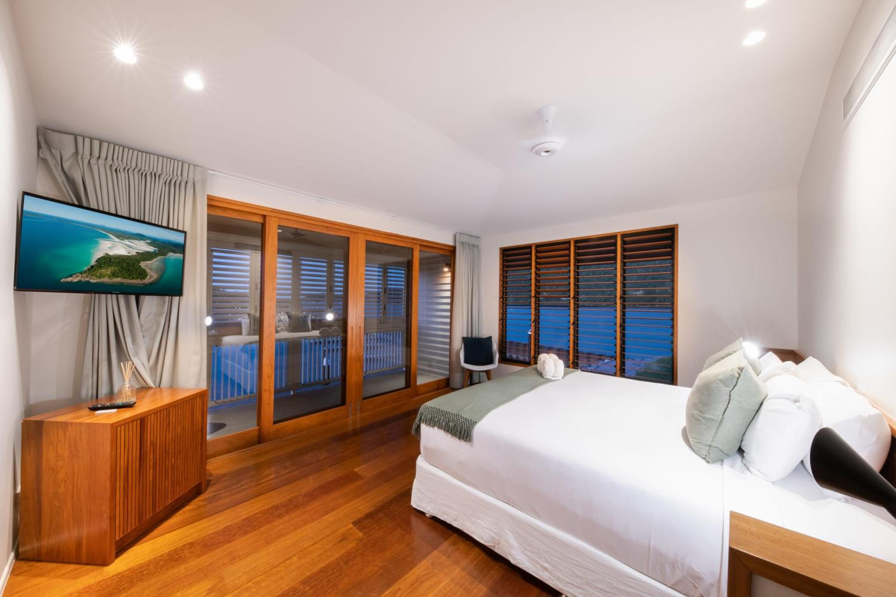Airlie Beach Marina-Front Luxury at 10 The Cove