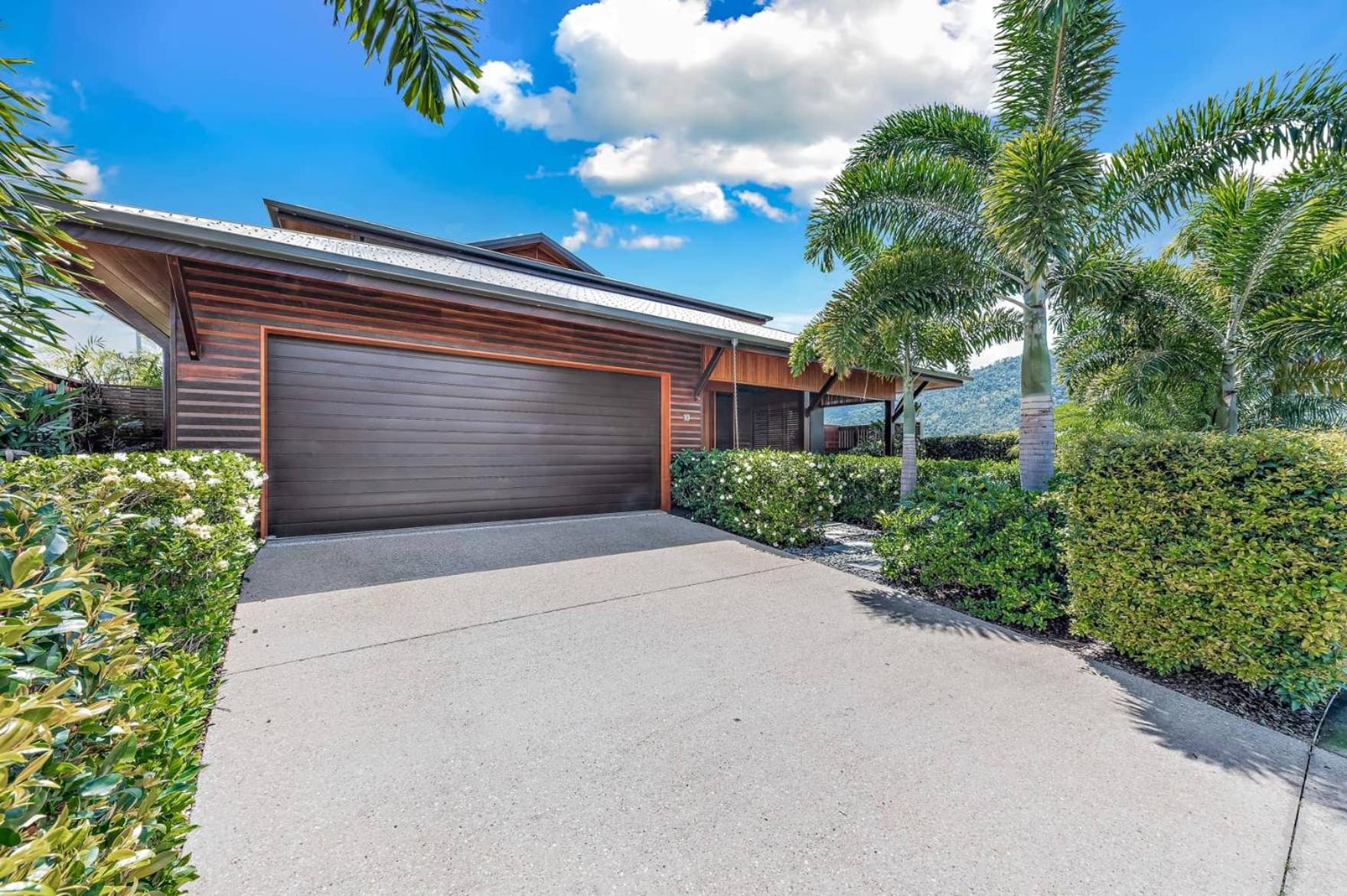 Airlie Beach Marina-Front Luxury at 10 The Cove