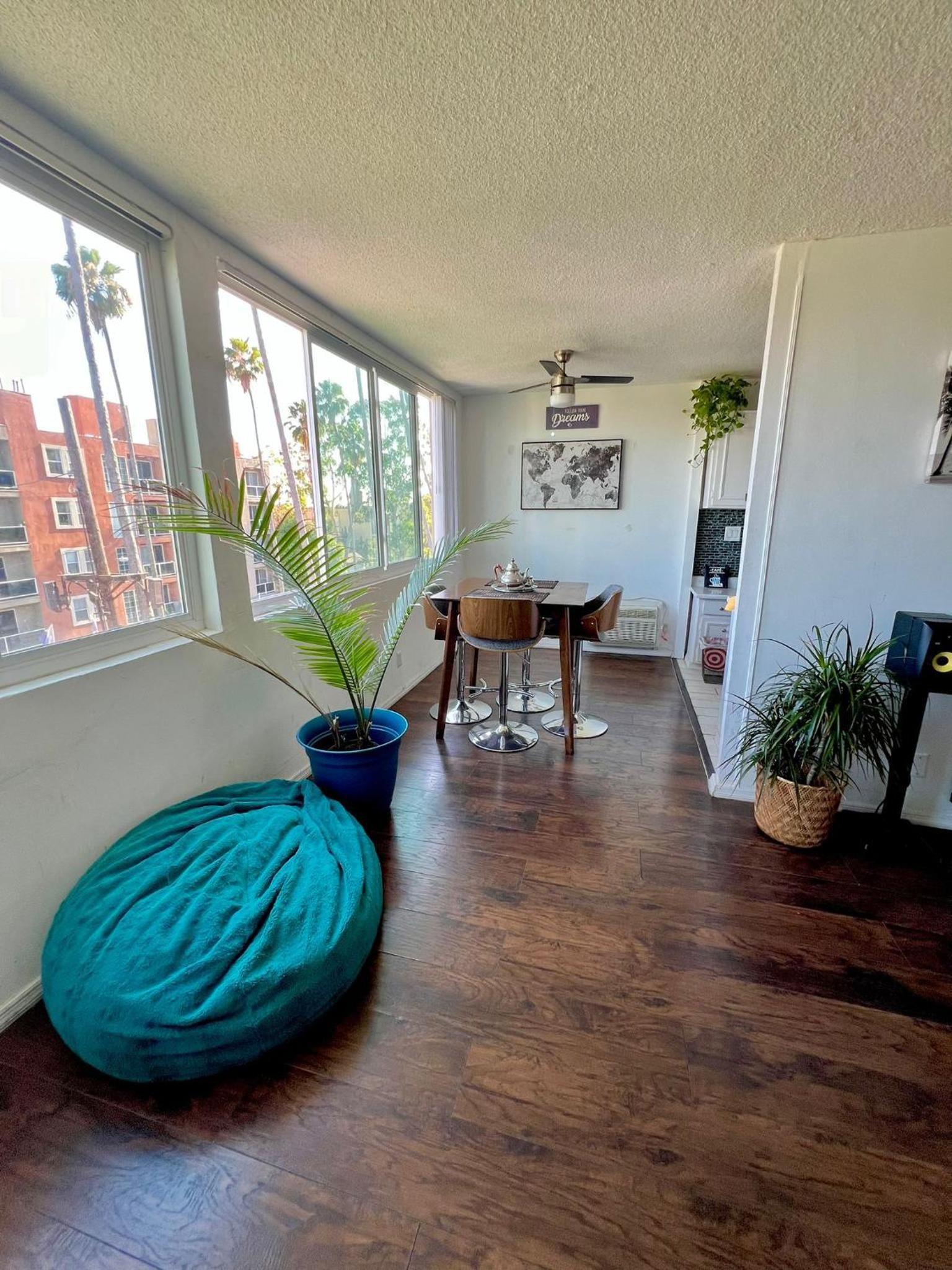 Private Room - Cozy Stay Exclusive Walk of Fame Star Experience