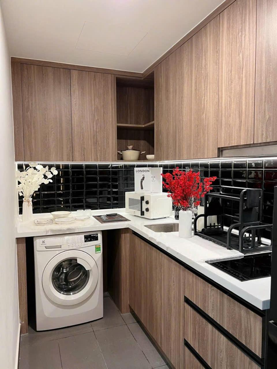 Luxury Delasol Studio- Free Infinity Pool- Near District 1- T-HOUSING