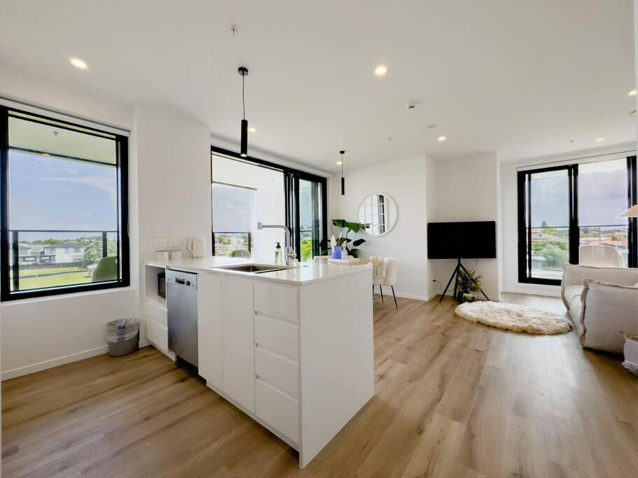 Luxurious 2-Bs with Scenic Park View in East AKL view 3