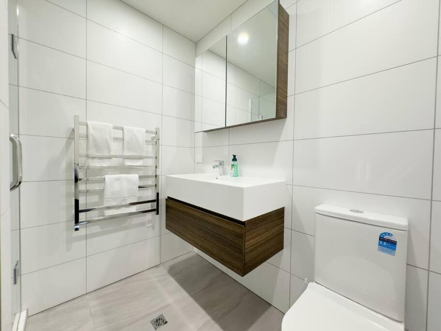 Luxurious 2-Bs with Scenic Park View in East AKL view 4