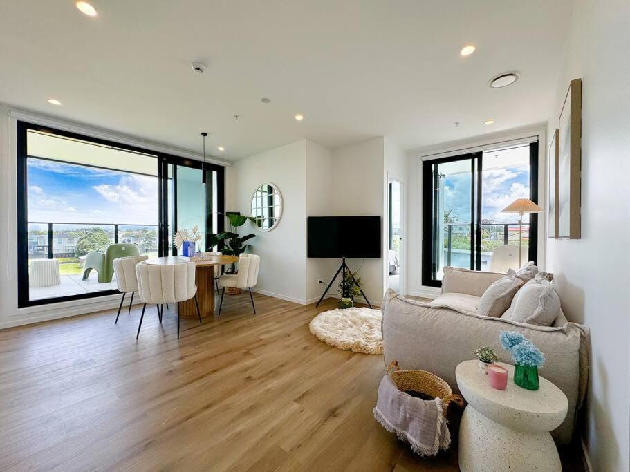 Luxurious 2-Bs with Scenic Park View in East AKL view 5