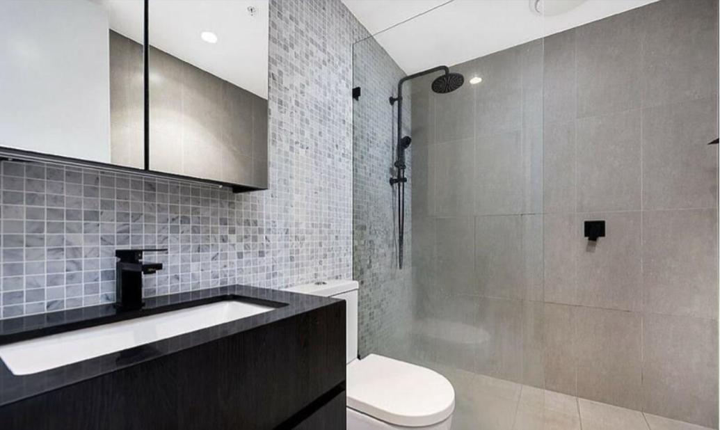 Bondi Central Studio with en-suite, next to Station, plus access to Rooftop BBQ & City View Bliss