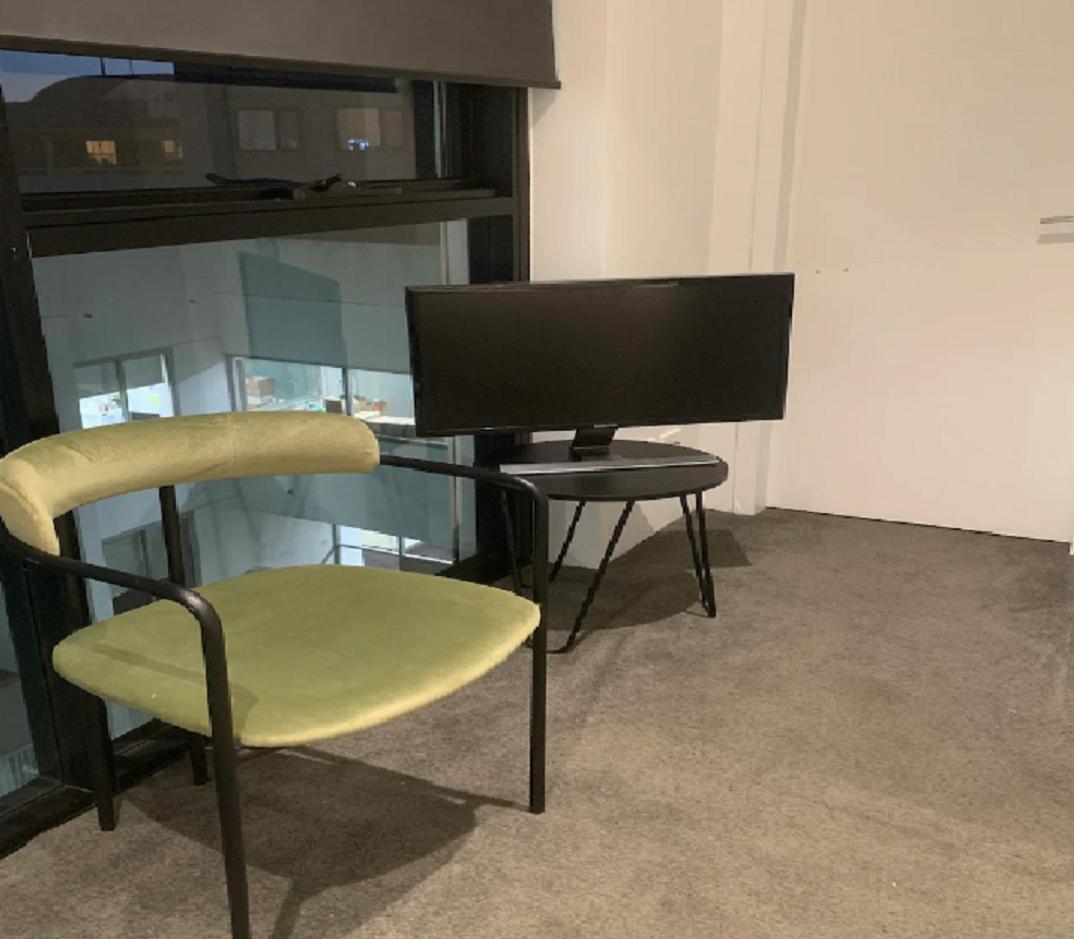 Bondi Central Studio with en-suite, next to Station, plus access to Rooftop BBQ & City View Bliss