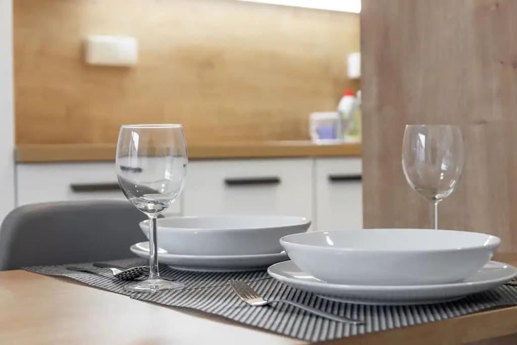 Central Tiny Flat, 1GB WiFi, SMART TV, Air Condition