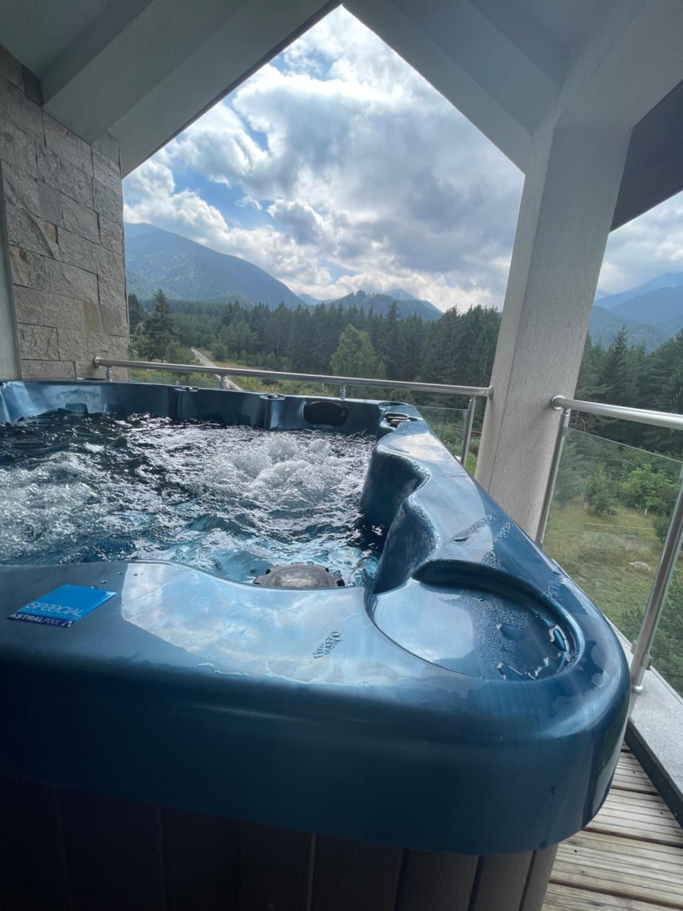 Signature Penthouse with jacuzzi and sauna and 4 bedrooms in Saint George Palace