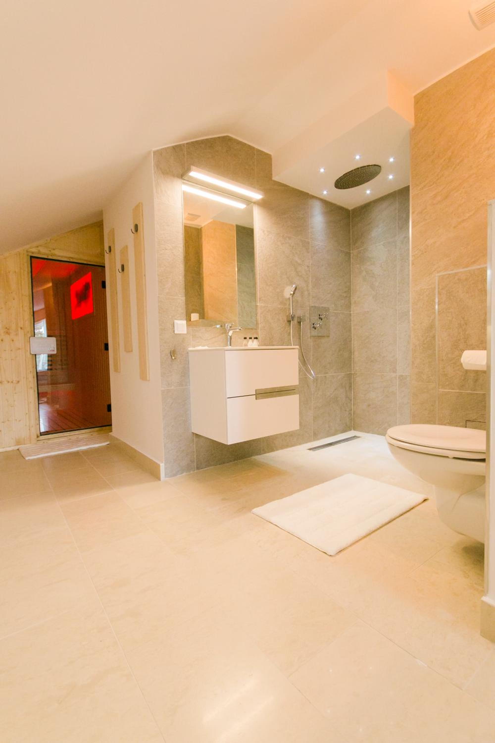 Signature Penthouse with jacuzzi and sauna and 4 bedrooms in Saint George Palace